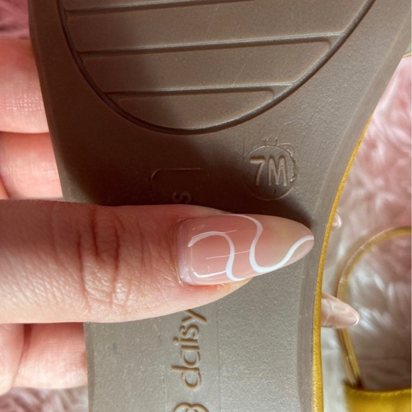 NWOT Daisy Fuentes Suede Flats - Picture 3 of 3